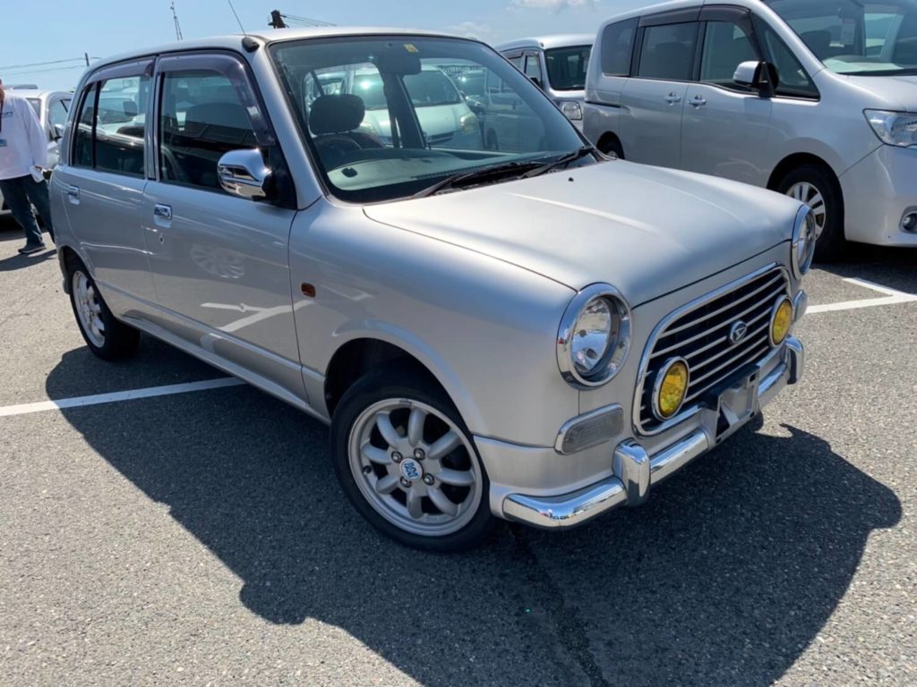 大阪市でウインドリペア・中古車高価買い取りはウルトラオートへ他社で値段が付かなかった不動車～高級車まで高価買取いたします。ミニカ高価買取